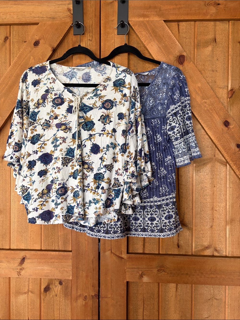 Lucky Brand Blue and White Floral Short Sleeve Top; cream with blue floral sleev